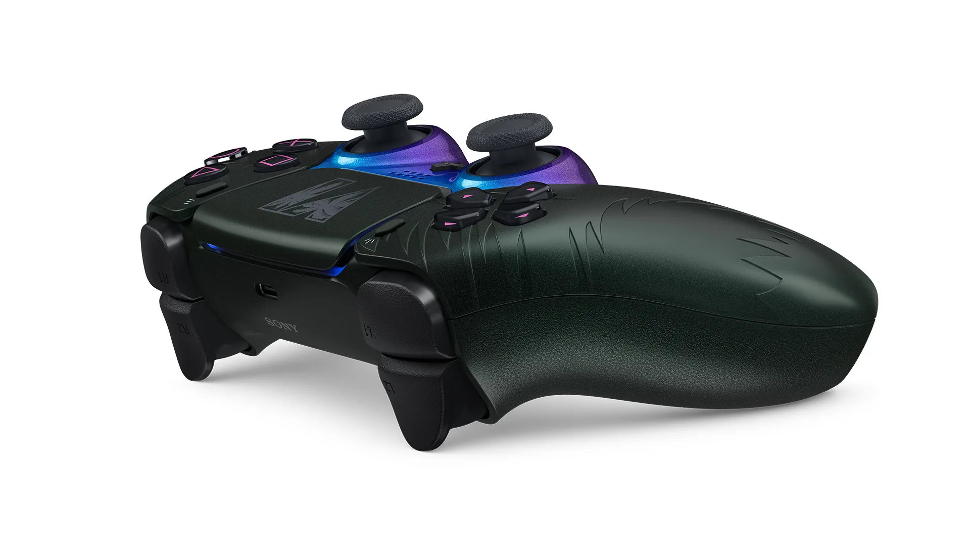 Controle DualSense preto de edição limitada de GTA 6 visto por trás e pelo lado direito